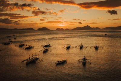 Barcos no por do sol